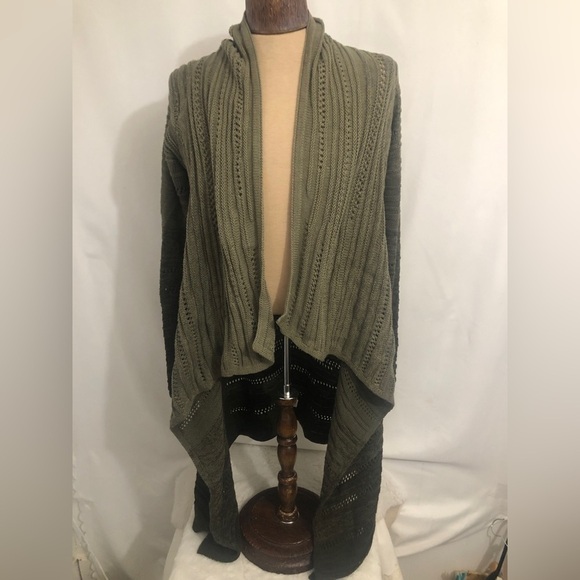 Womens 3 Shade Green Duster Sweater. Size Small. 21” pit to pit. Athleti… - Picture 1 of 10
